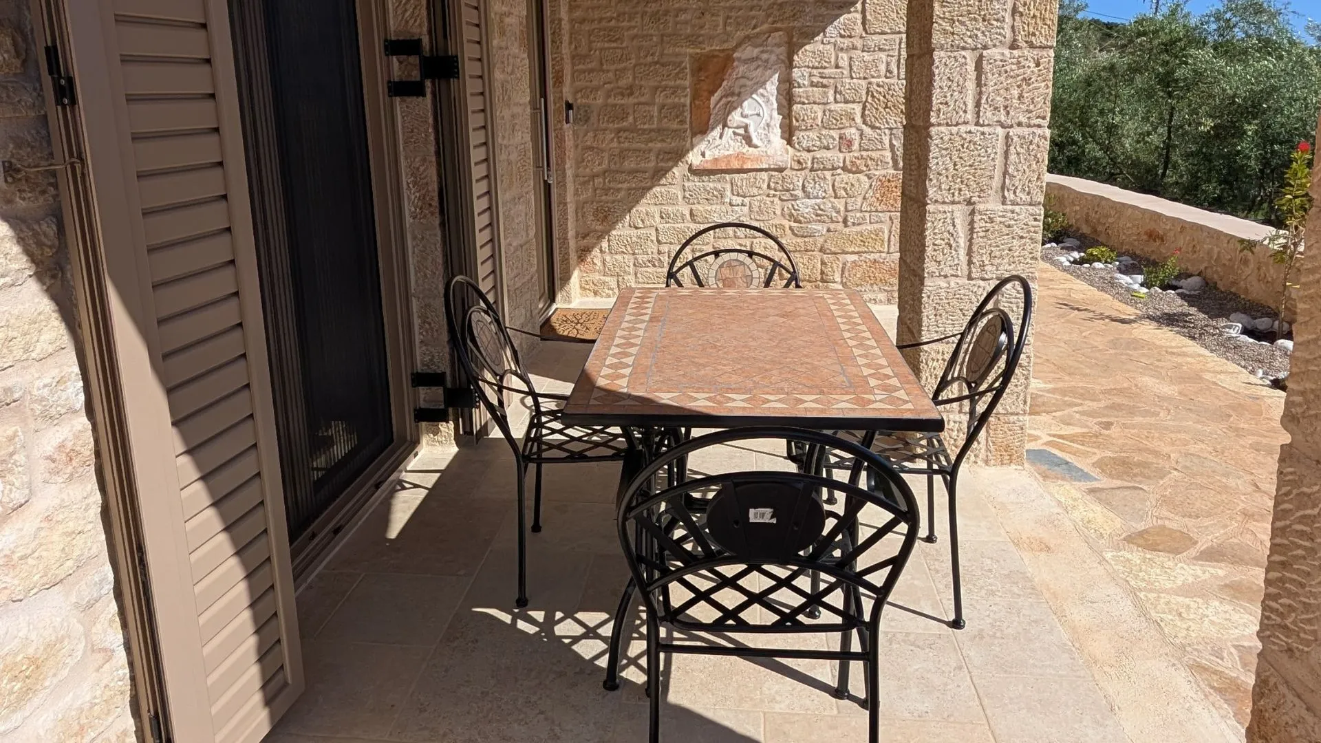 Outdoor terrace dining at Achilles Cottage in Kardamyli