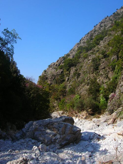 The dry, boulder-strewn riverbed inside the Viros Gorge